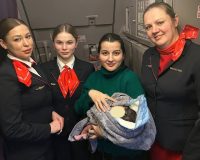 На рейсе «Уральских авиалиний» стюардессы приняли роды у пассажирки
