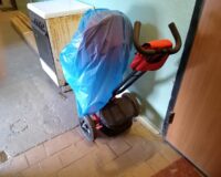 Бездетный новгородец украл из своего подъезда две детские коляски