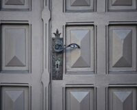 В Рязани парень не смог открыть домофон и разбил подъездную дверь
