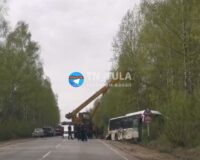 В Тульской области упавший на бок автобус с пассажирами поднимал кран