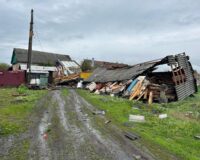 В Тульской области снесенная ураганом крыша раздавила сарай и машину