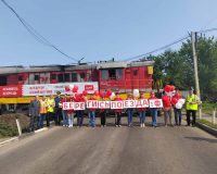 В Орловской области на железнодорожных переездах работники магистрали напомнили водителям о правилах пересечения железнодорожных путей