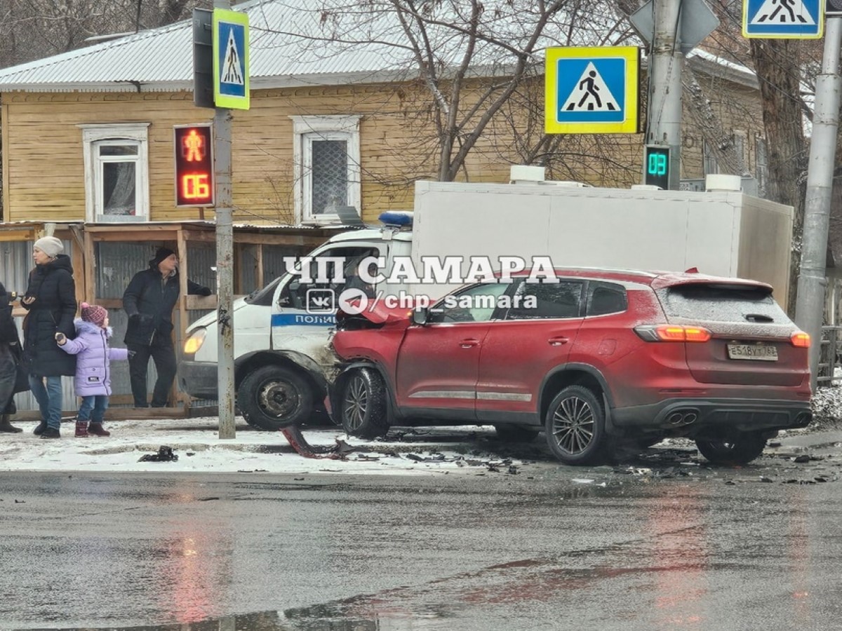 В Самаре на улице Льва Толстого врезались иномарка и полицейская Газель -  province.ru