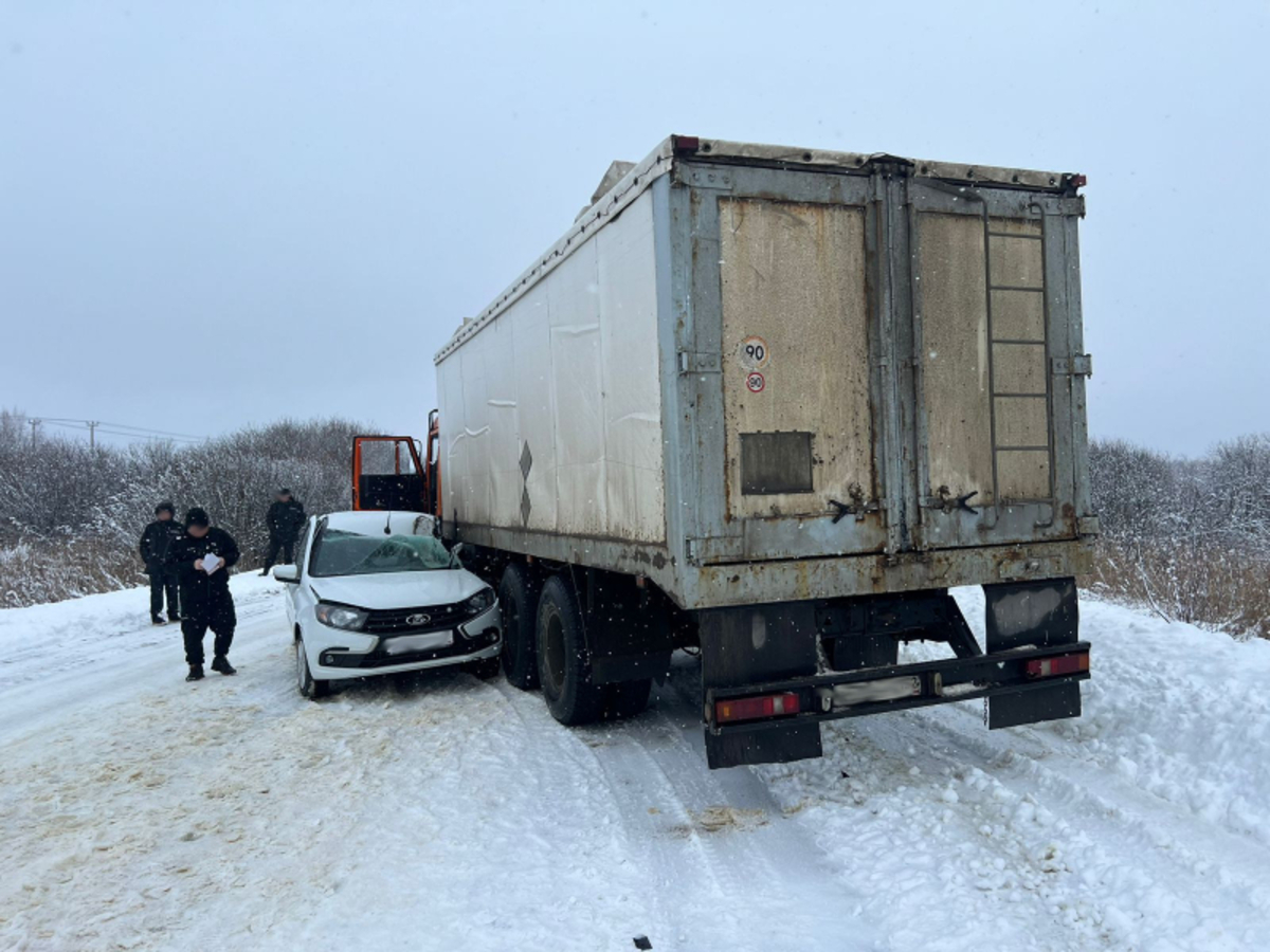 В Рязанской области в Чучковском районе легковушка въехала в «КАМАЗ»