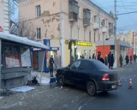 Автомобиль врезался в остановку