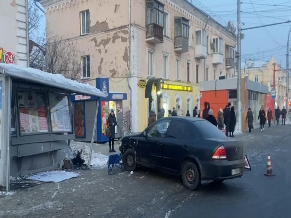 Автомобиль врезался в остановку