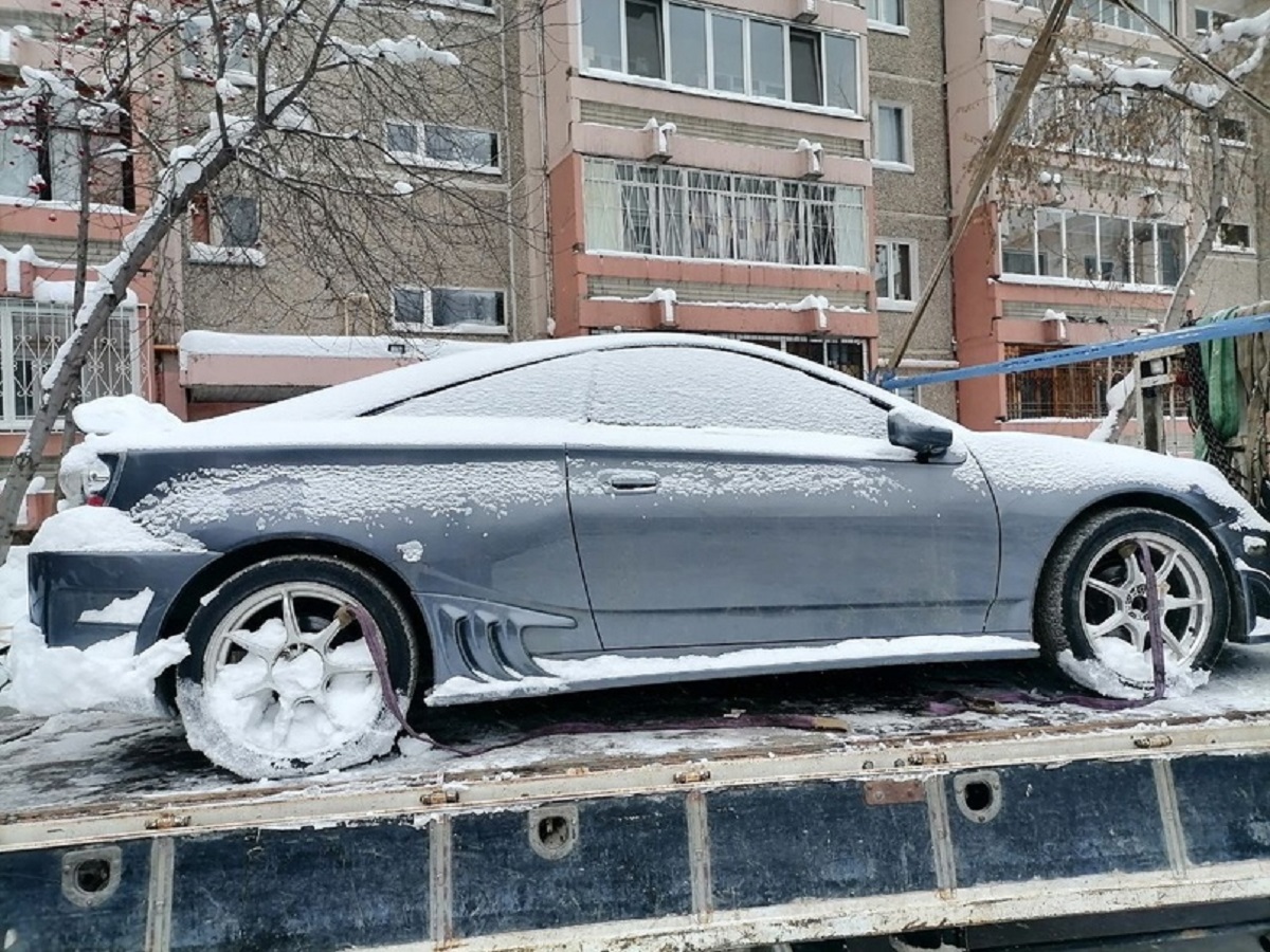 Должник в Екатеринбурге закопал свой спорткар в сугроб от приставов