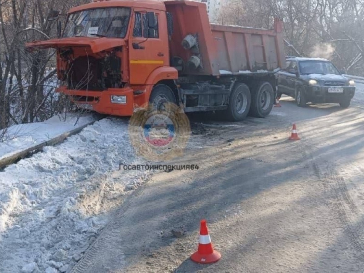 В Саратове врезались «КамАЗ» и «Ларгус», в ДТП пострадала женщина -  province.ru