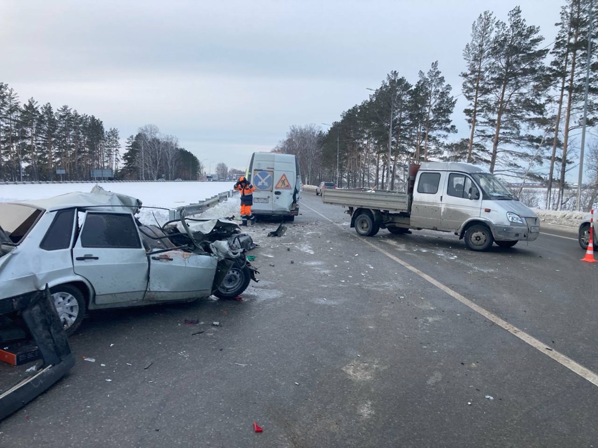 На трассе под Тюменью частично ограничено движение из-за массового ДТП -  province.ru