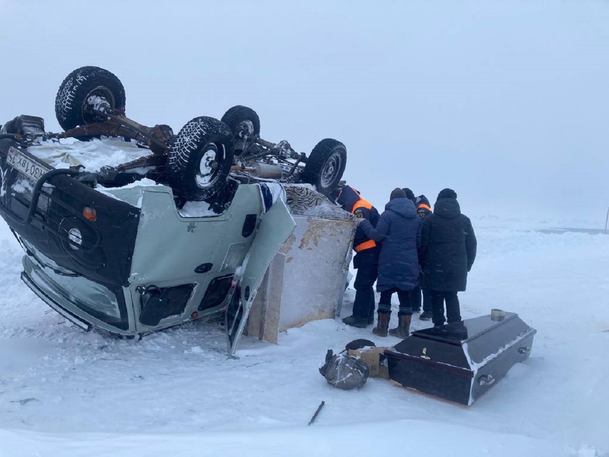 Микроавтобус с покойником в гробу перевернулся на зимнике в Якутии