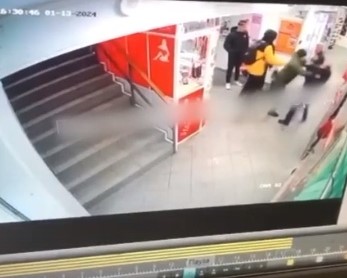 Охранник новгородского магазина подозревается в избиении тринадцатилетней девочки