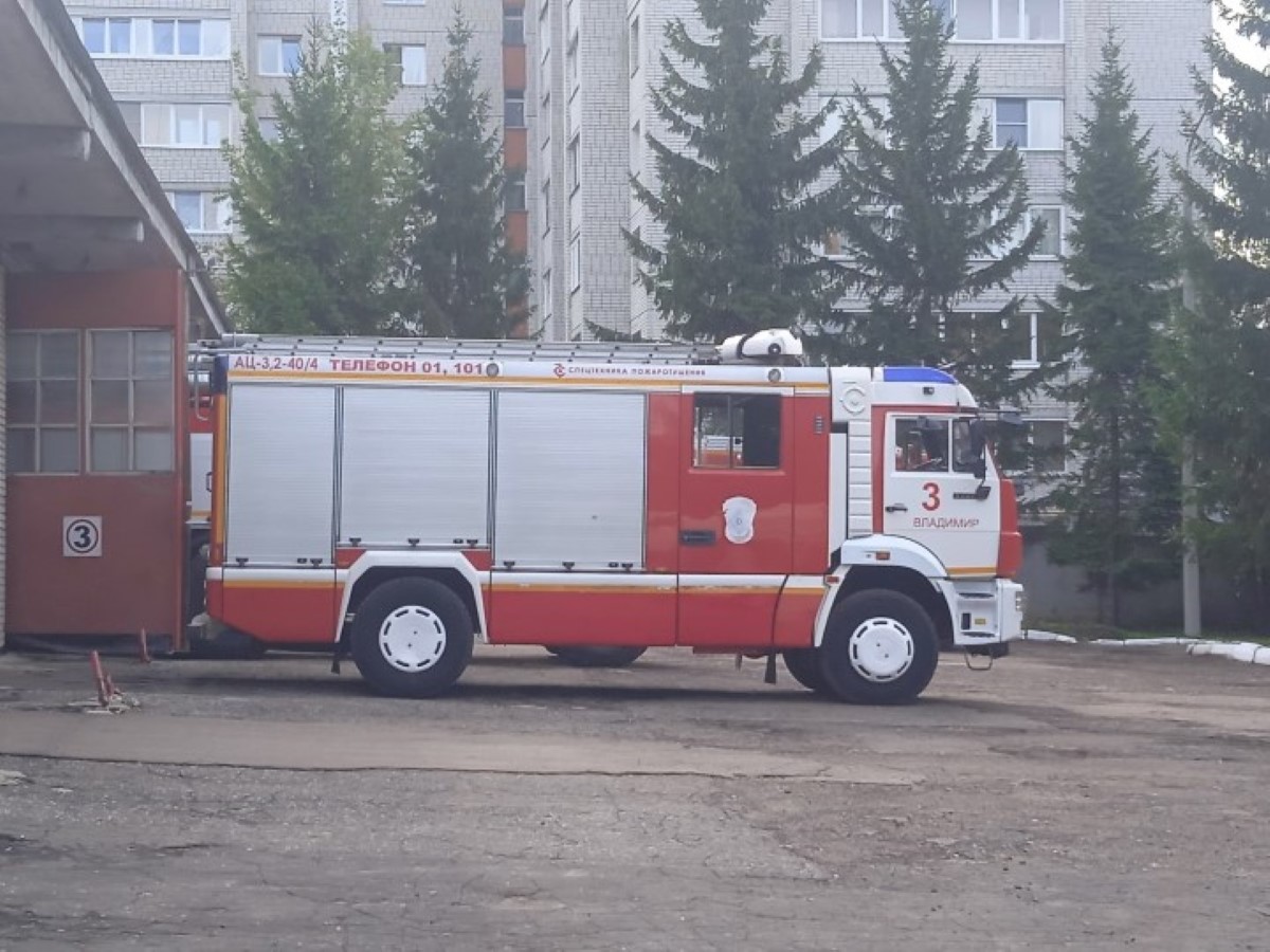 Во Владивостоке пожарные вывели из горящего дома 3 человек, которые  оказались в дымовой ловушке - province.ru