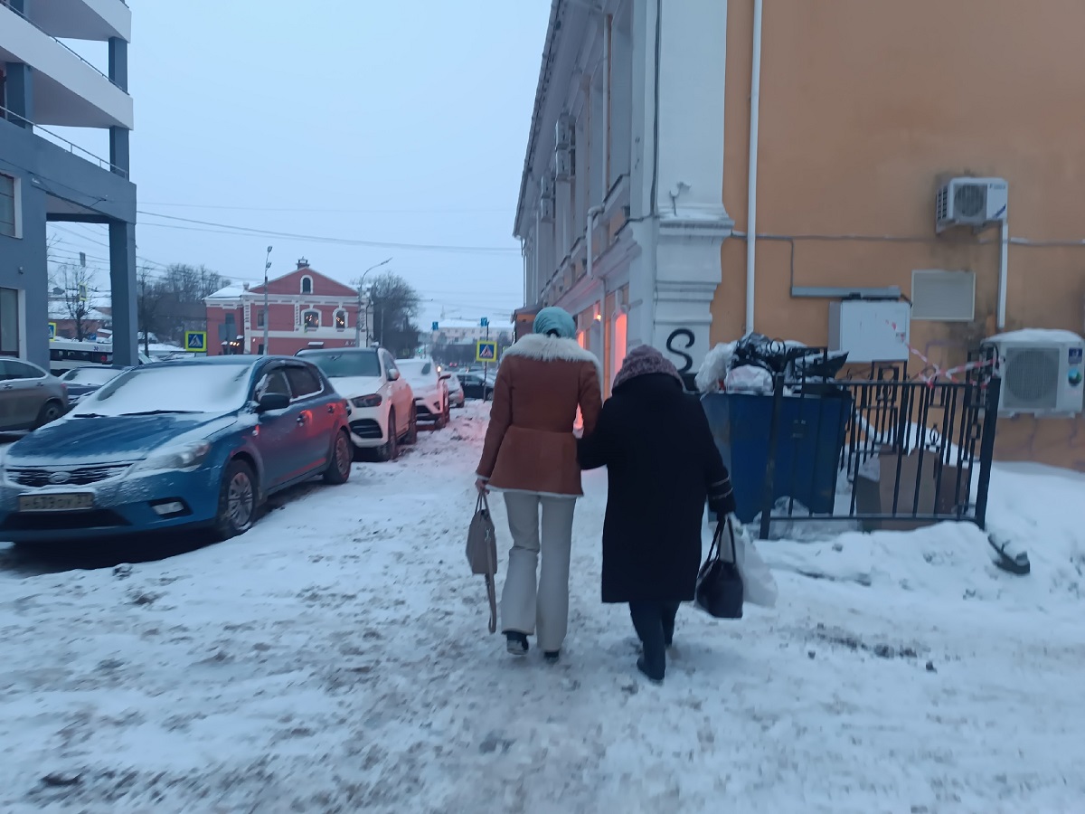 Прокуратура начала проверку после видео, где женщины толкают застрявший автобус в Тейкове