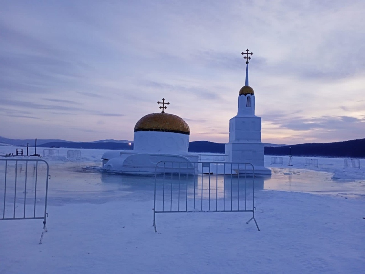 снежный храм на тургояке ушел под воду