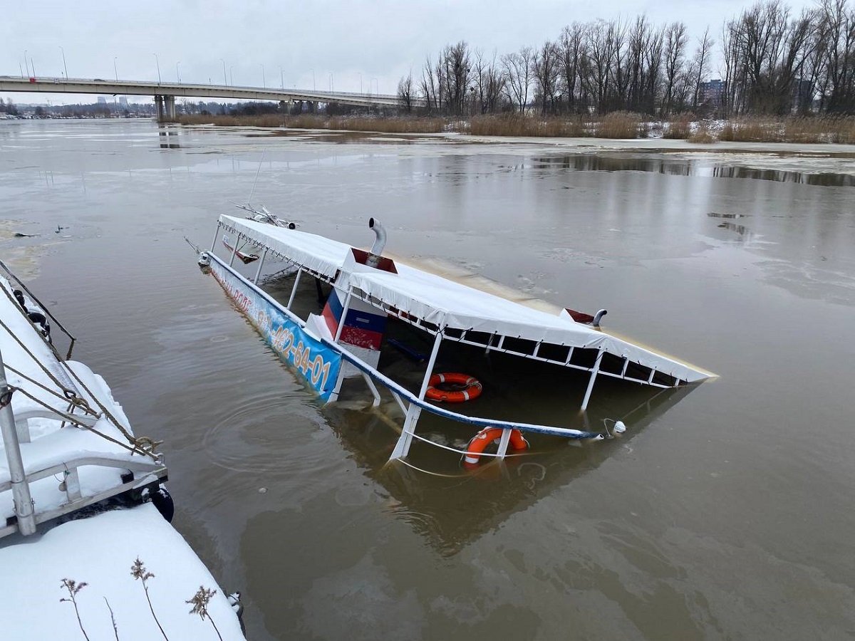 Прогулочное судно деревянное