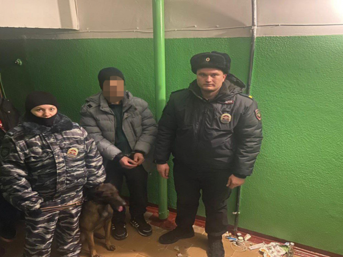 В городе Рязани на улице Скоморошинской полицейские задержали мужчину с наркотиками