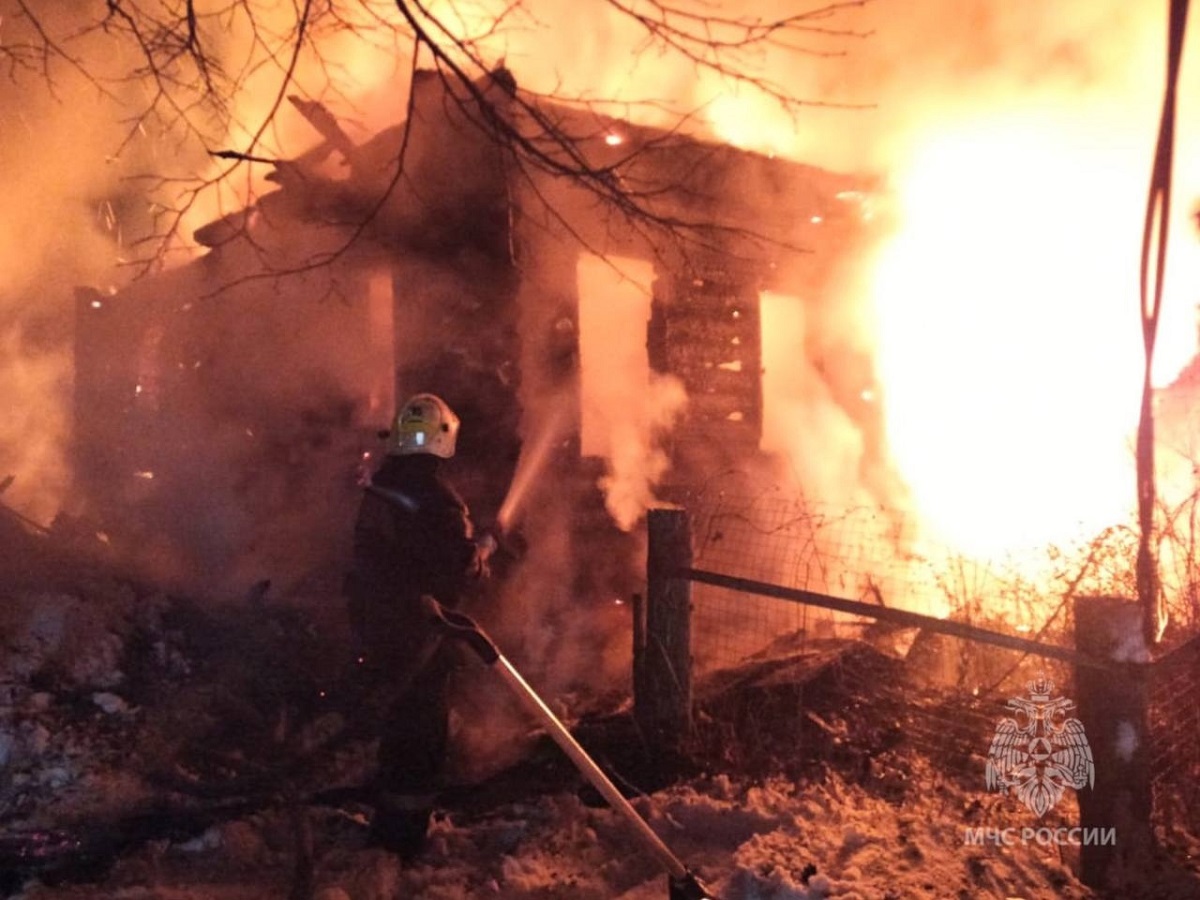 В Палехе пожарные не смогли быстро потушить дом из-за застрявшей цистерны в снегу