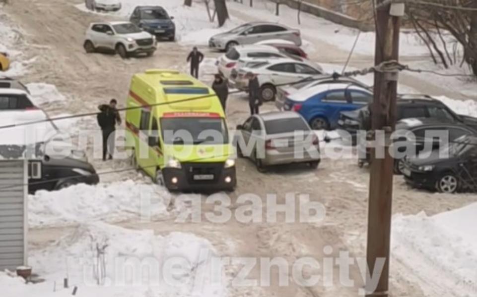 В Рязани на улице Семена Середы в снегу застрял машина реанимации