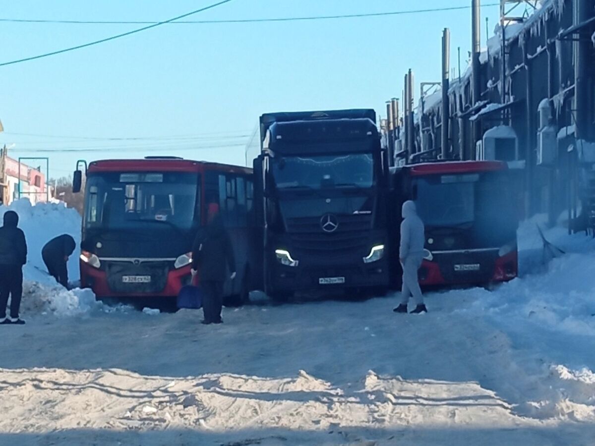 В Рязани в микрорайоне Дягилево две маршрутки зажали фуру - province.ru