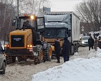 В Рязани в микрорайоне Карцево фуры опять заблокировали проезд для других автомобилей