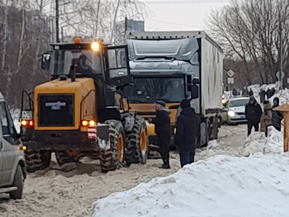 В Рязани в микрорайоне Карцево фуры опять заблокировали проезд для других автомобилей