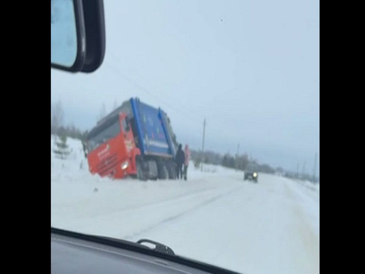 В Рязанской области в Касимовском районе мусоровоз улетел с дороги в кювет