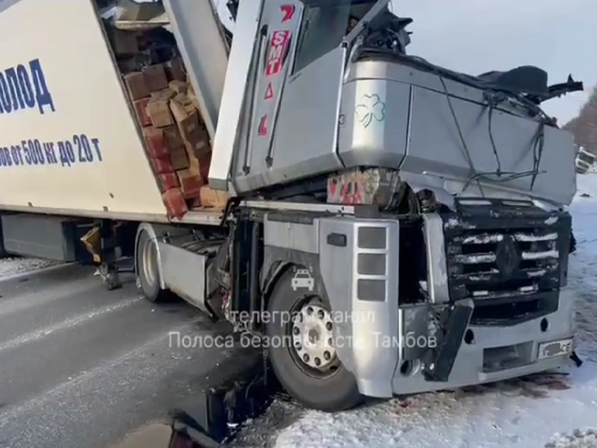 В Тамбовской области в ДТП с грузовиком погиб водитель фуры с конфетами -  province.ru