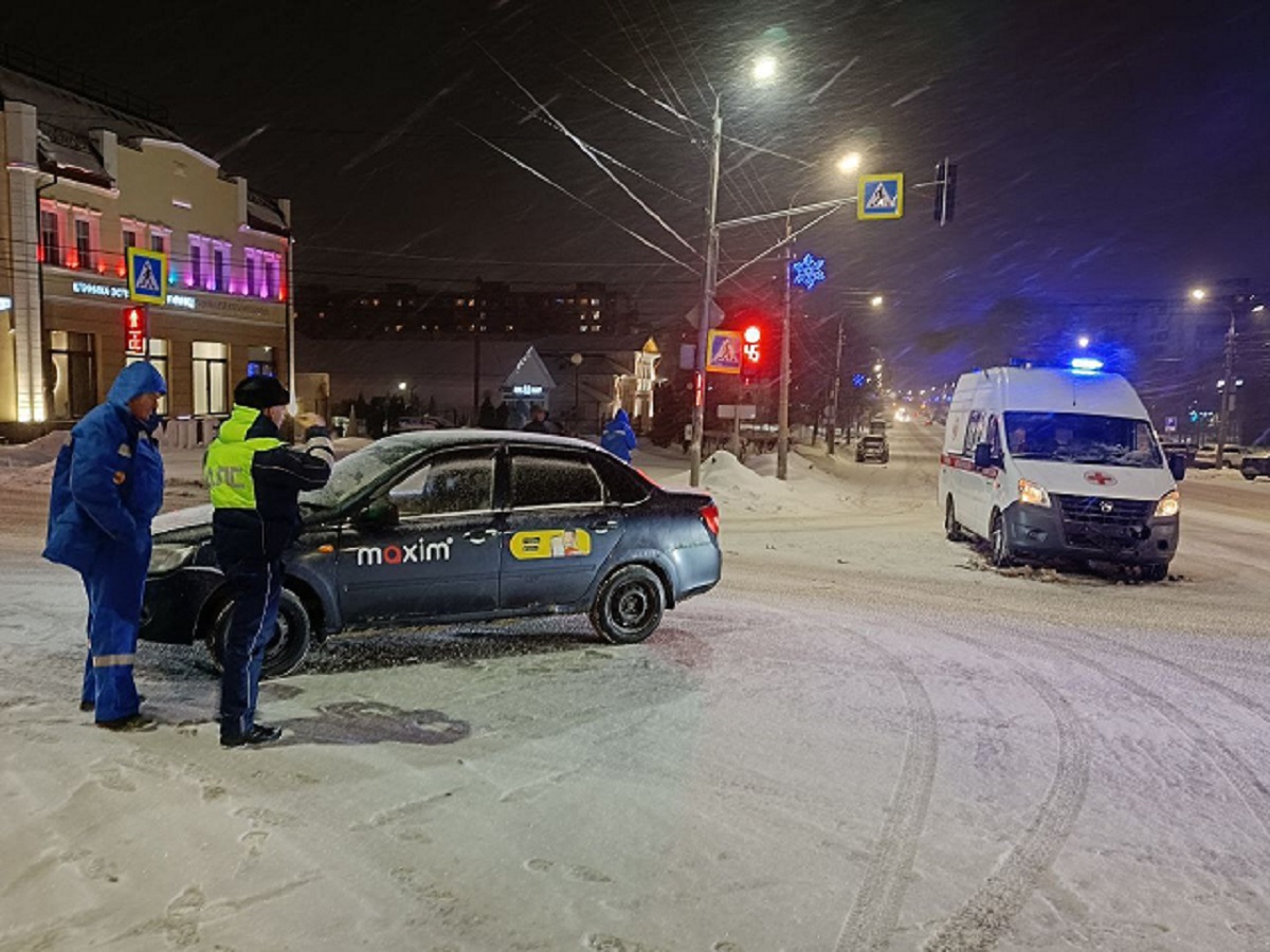 В Туле на улице Литейной столкнулись карета скорой помощи и такси