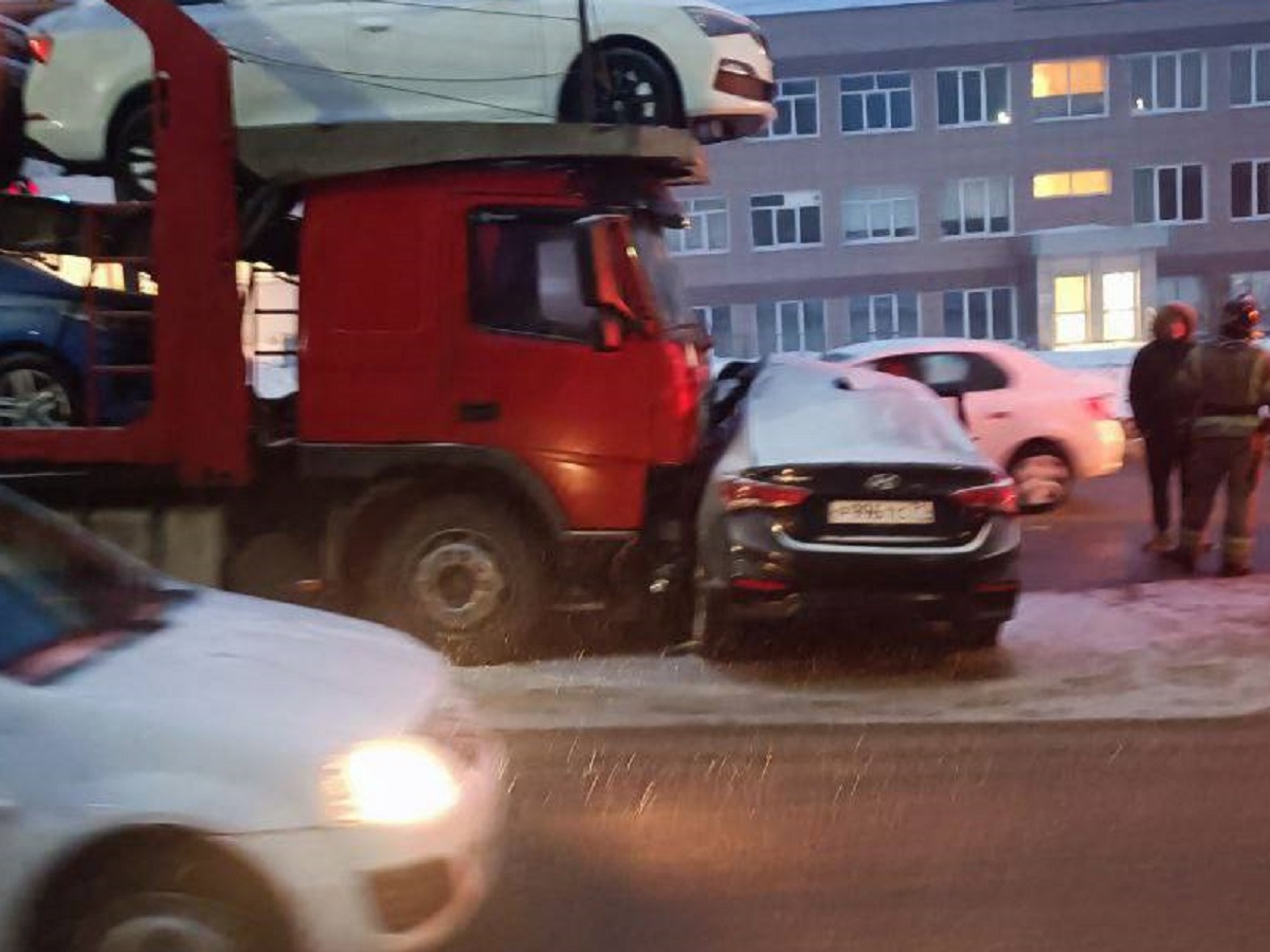 В Туле в аварии с автовозом погибла женщина-водитель Hyundai Solaris