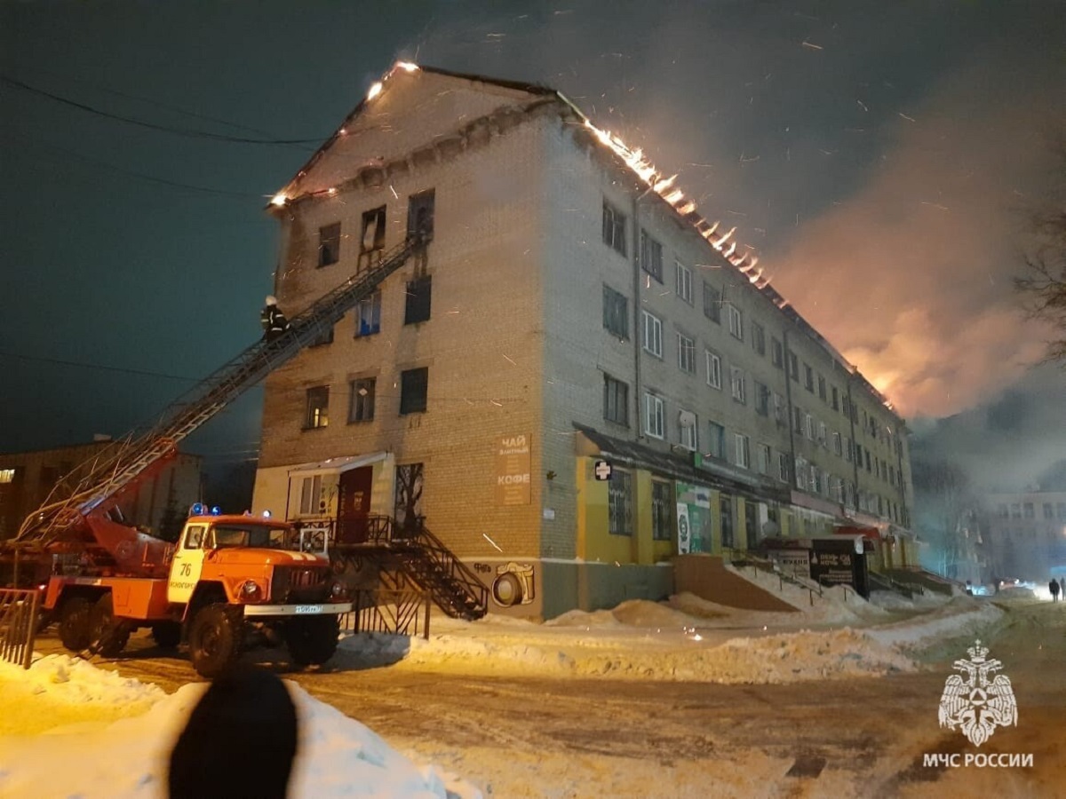 В Ясногорске Тульской области произошел крупный пожар в четырехэтажке