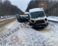 Водитель иномарки в Тульской области врезался в отбойник и фургон