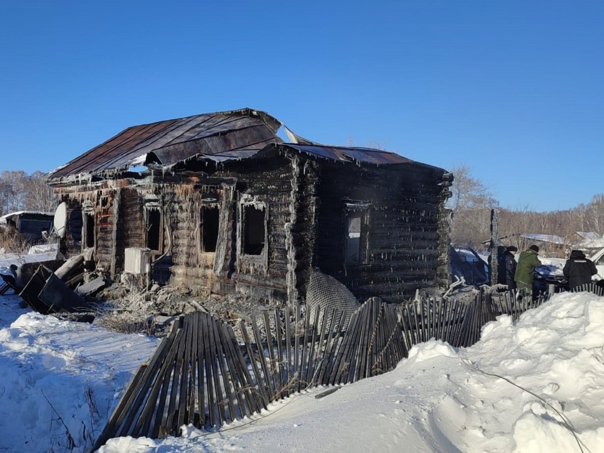 Женщина и двое маленьких детей погибли при пожаре в Новосибирской области