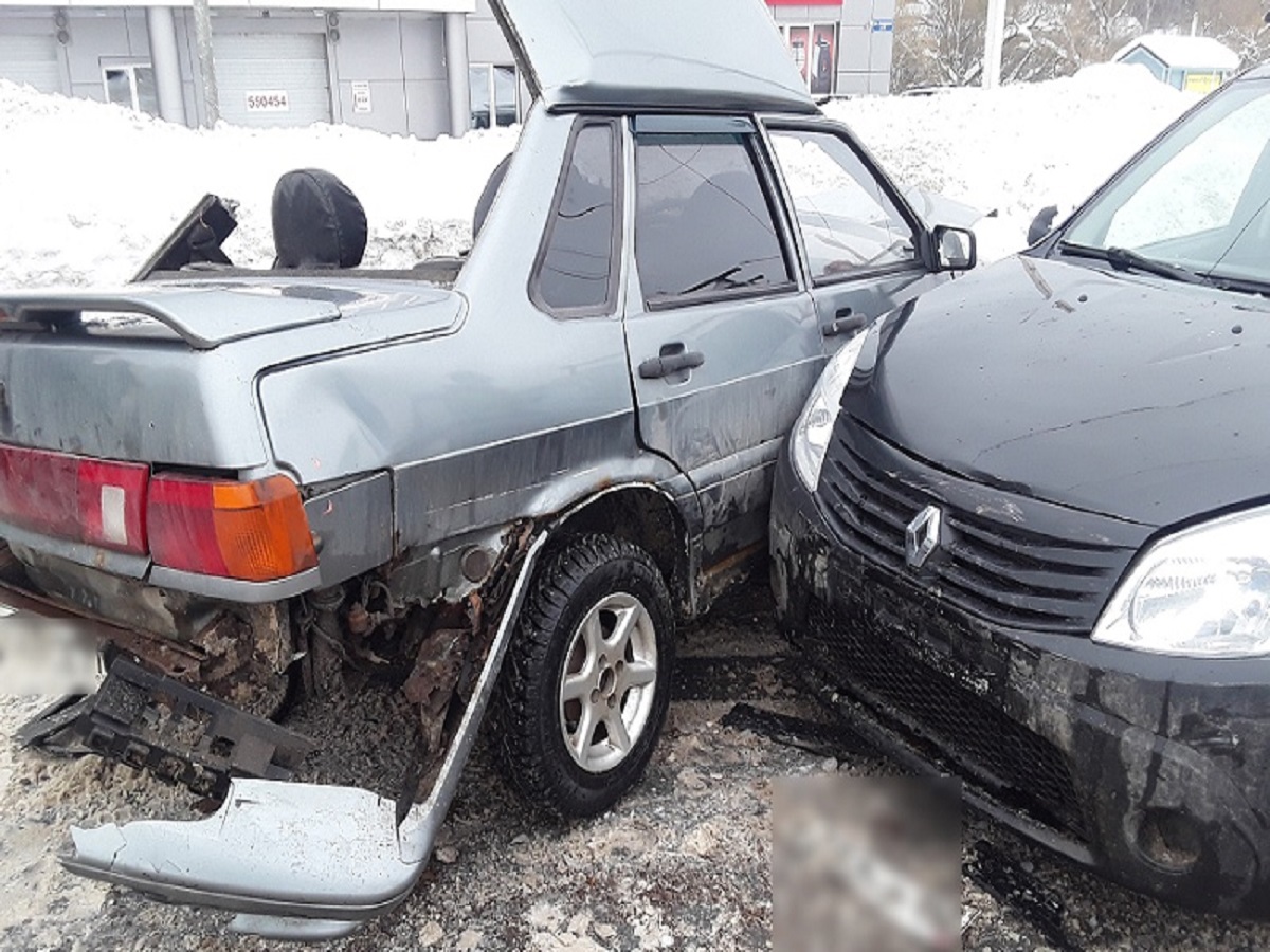 23-летний водитель ВАЗа умер в больнице после ДТП с автобусом в Кохме