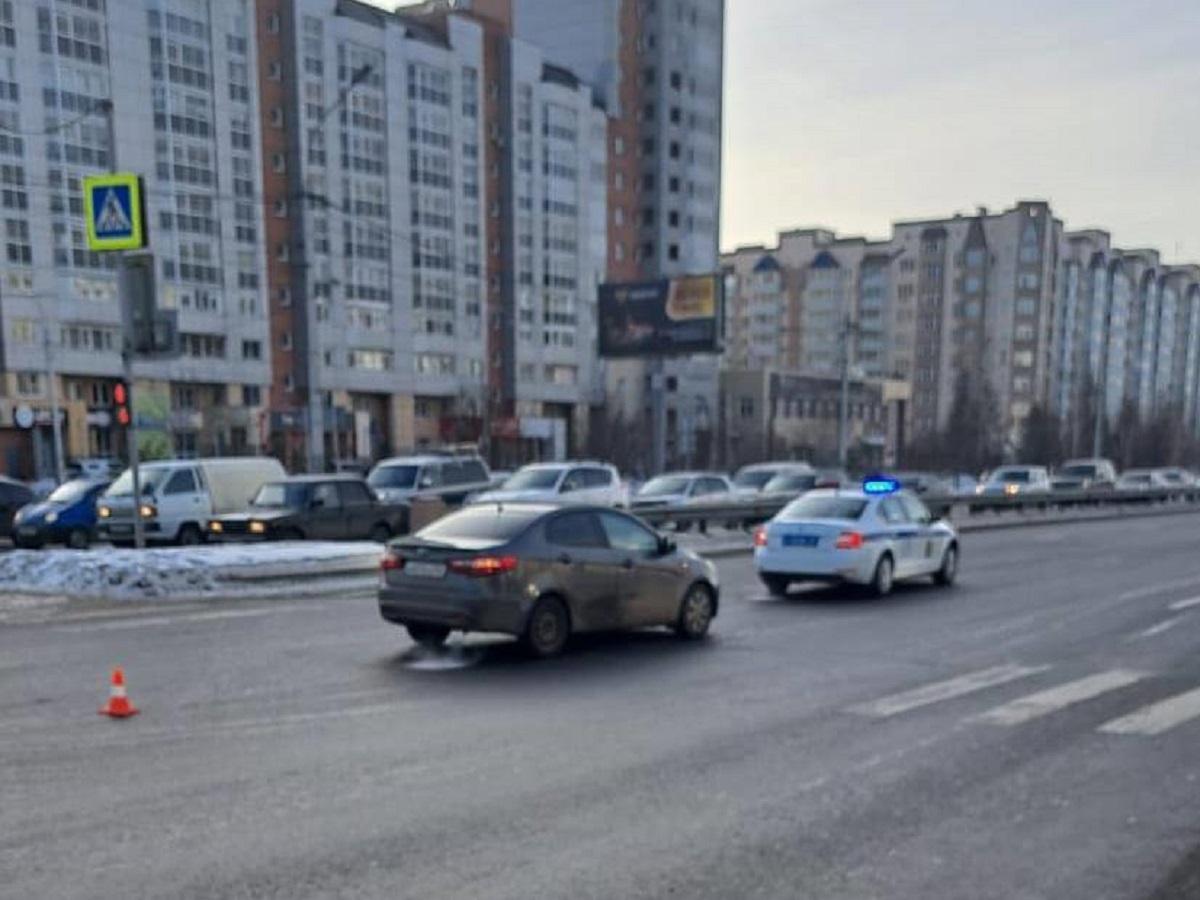 Мужчину с младенцем в коляске сбили на зебре в Красноярске