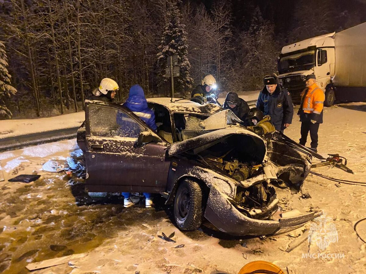 На трассе М-10 ВАЗ был смят фурой, но 20-летний водитель выжил