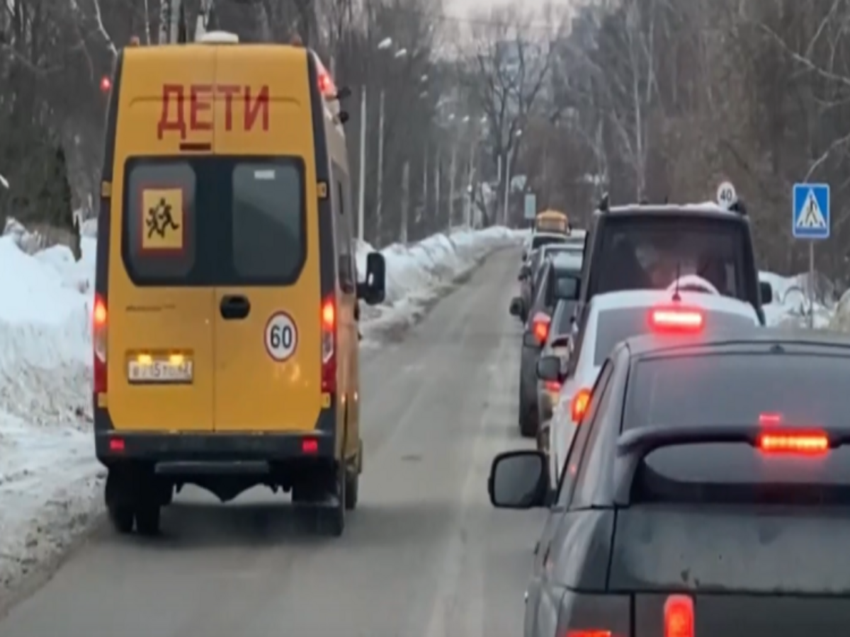 На въезде в Рязань школьный автобус с детьми ехал по встречке, объезжая пробку