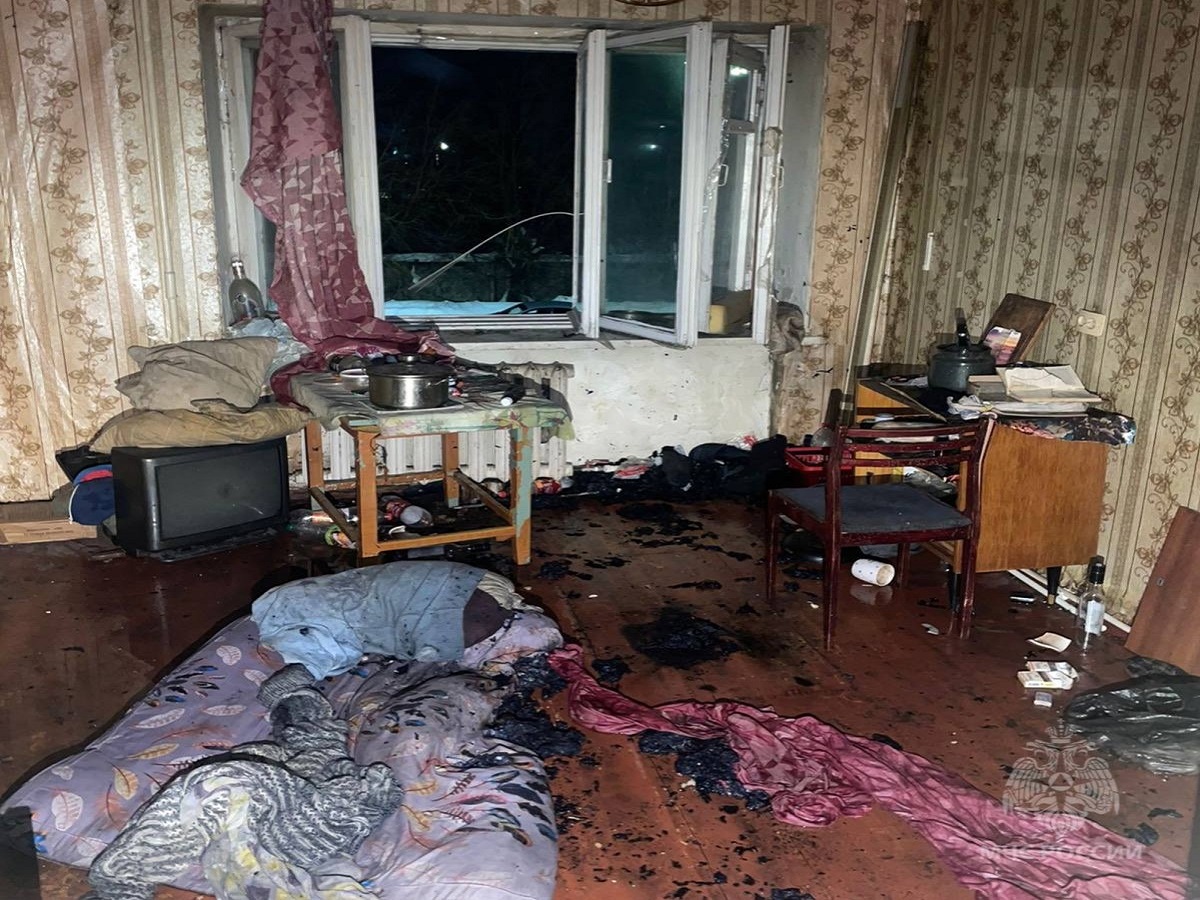 В Иванове пожарные и «хулиган» спасли курильщика в горящей квартире