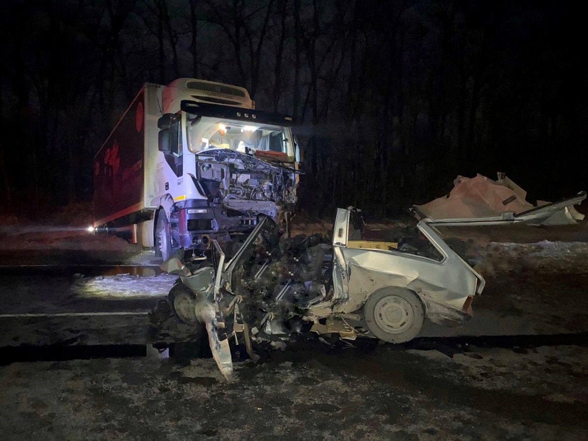 Три человека погибли в ДТП с фурой на трассе в Воронежской области