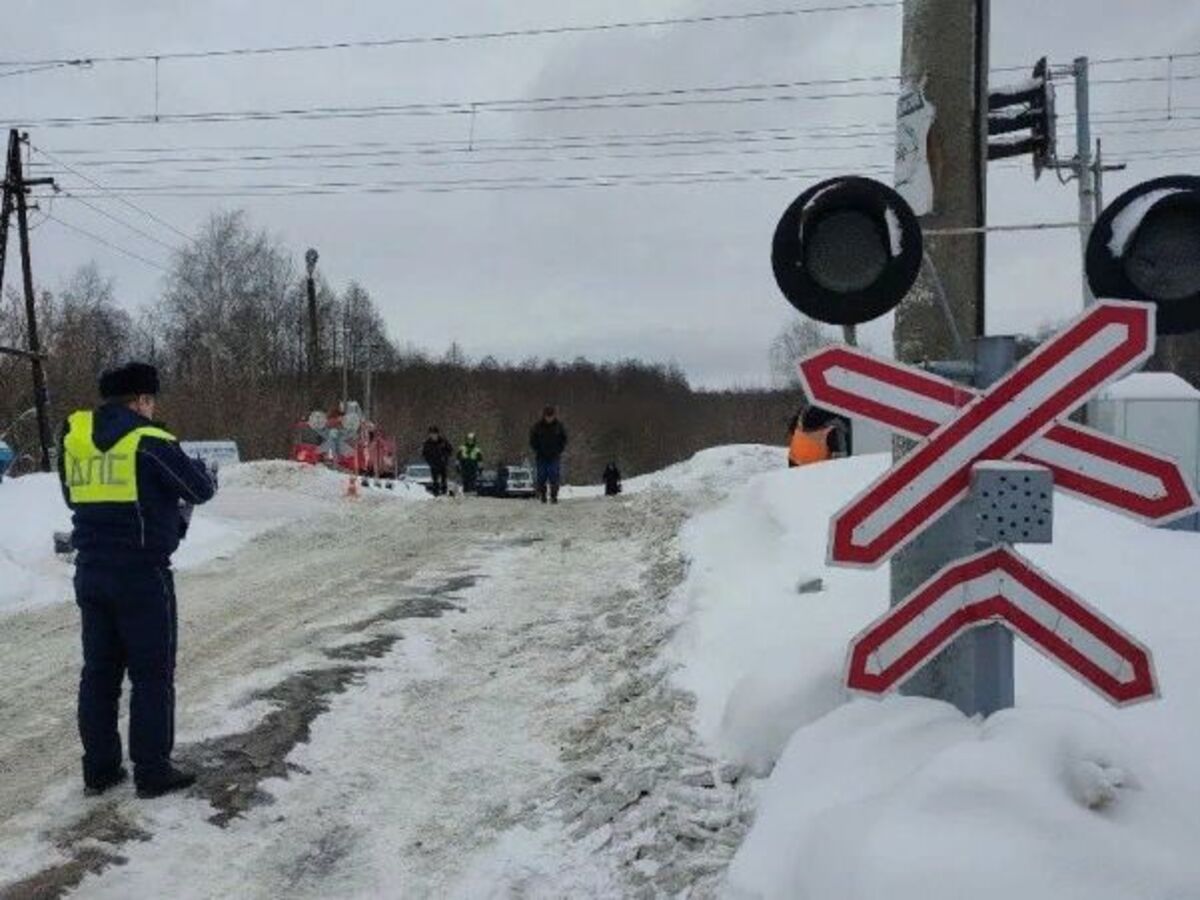 поезд раздавил легковушку