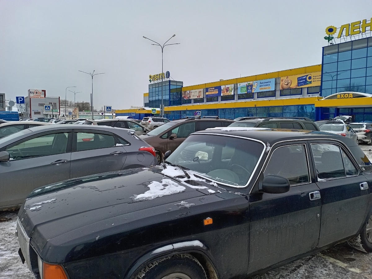 С парковки новгородской «Ленты» при помощи эвакуатора увели чужую машину