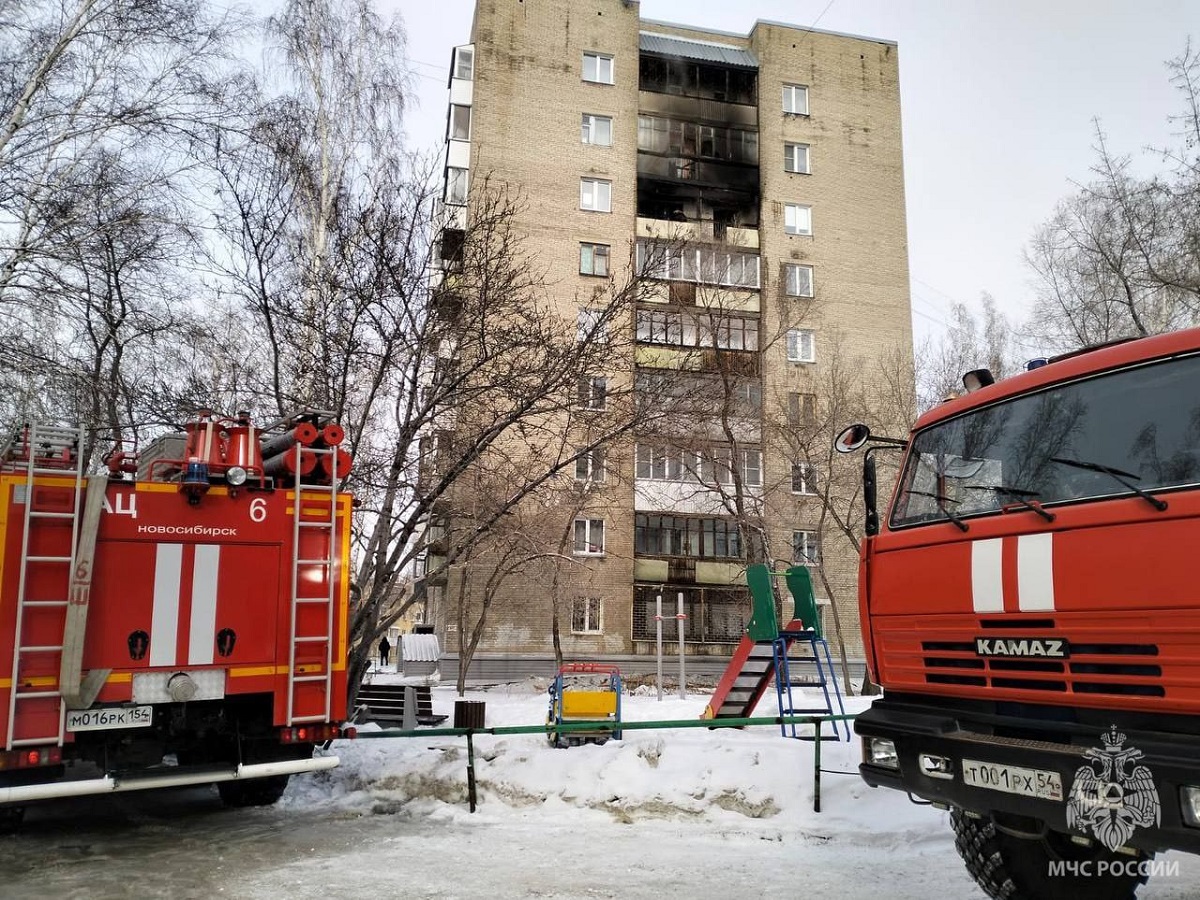 Тело ребенка нашли на балконе после пожара в квартире в Новосибирске