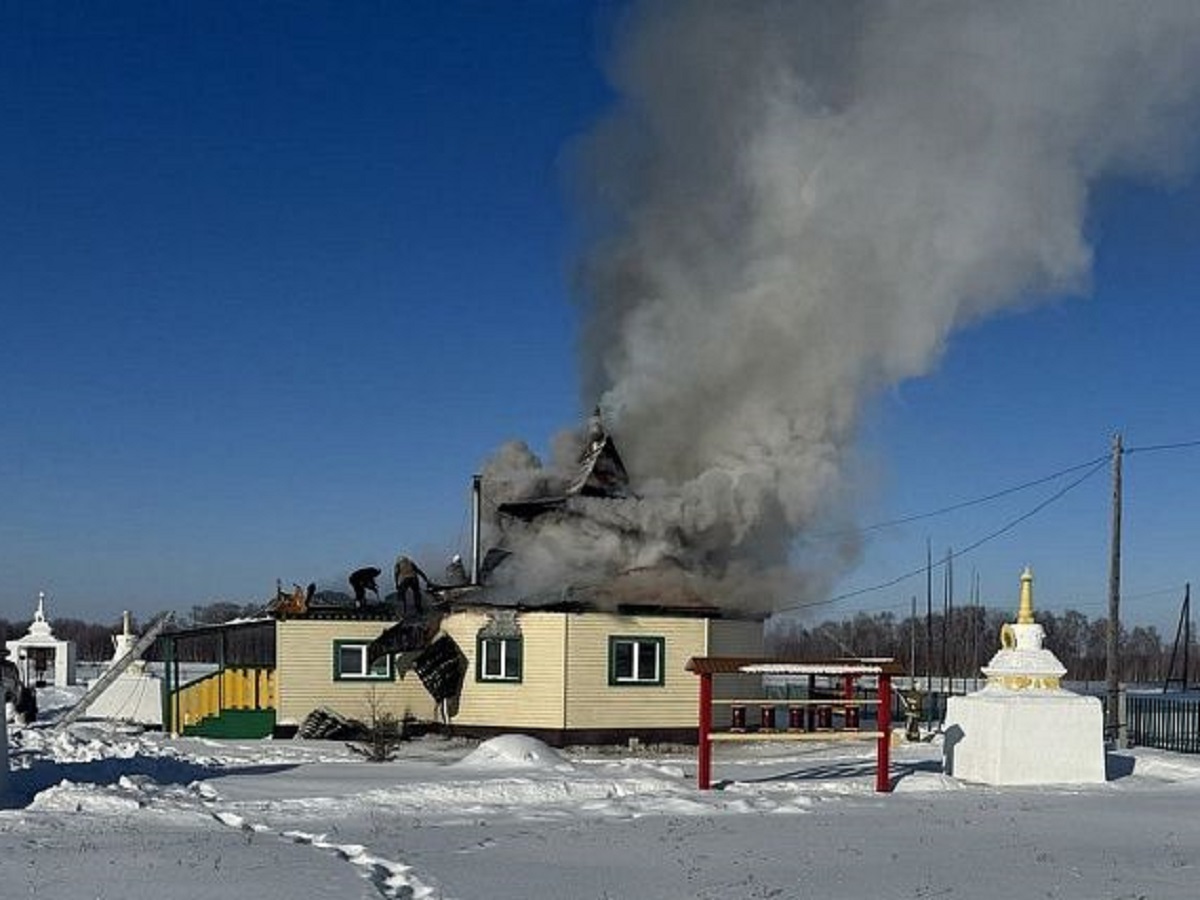 В Бурятии пожар сильно повредил буддийский Байкальский дацан