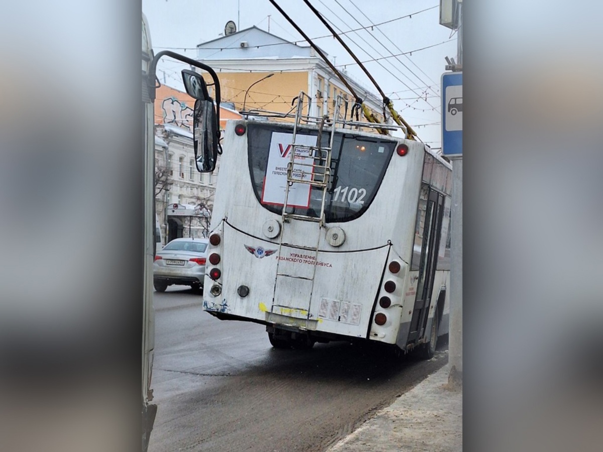 В города Рязани на площади Ленина сфотографировали «засыпающего троллейбуса»