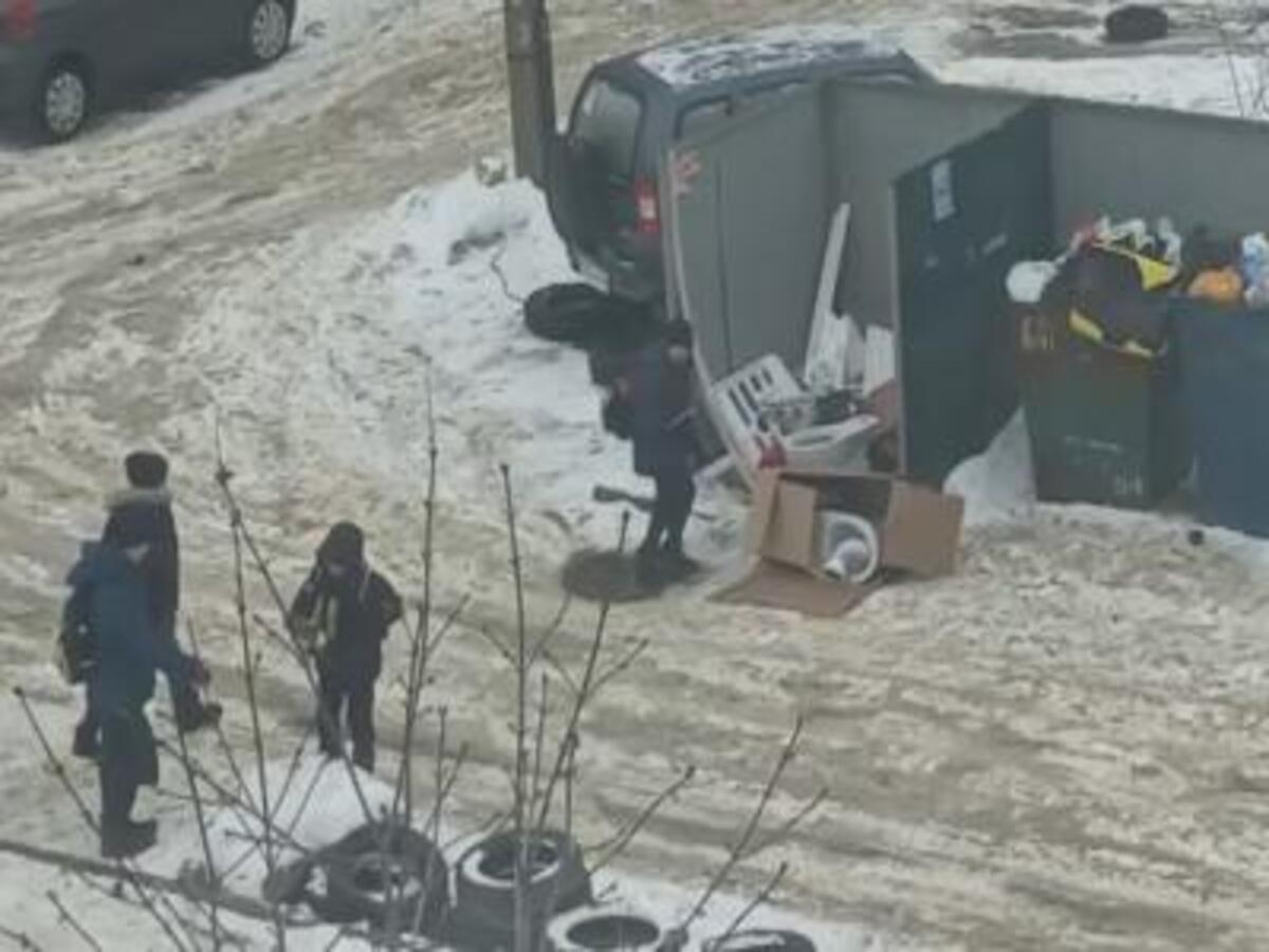 В городе Рязани компания школьников разгромили несколько мусорных контейнеров