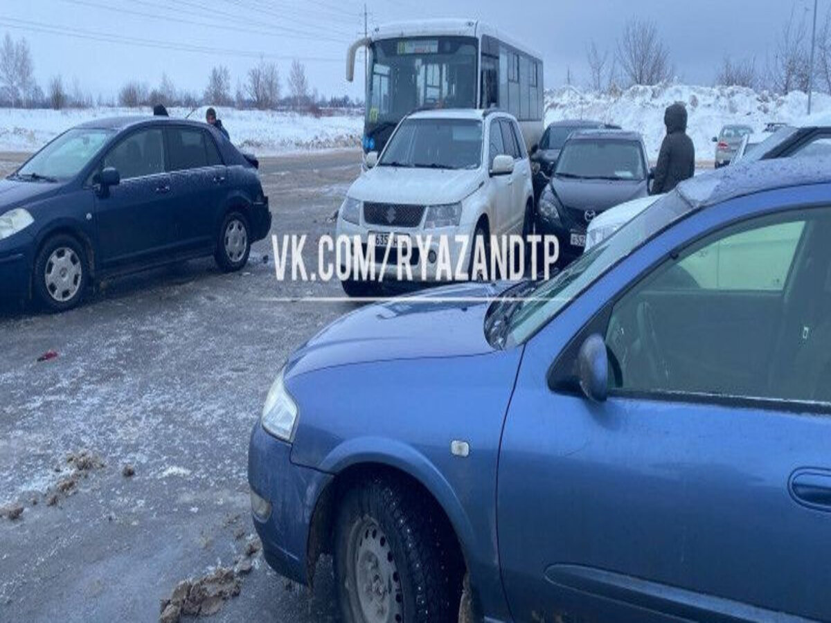 В городе Рязани маршрутное такси протаранило десять легковых автомобилей