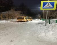 В городе Рязани на улице Предзаводской в снегу застрял школьный автобус