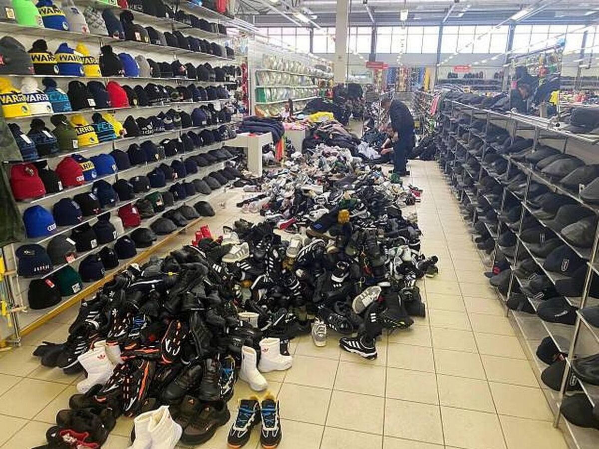 В городе Рязани обнаружили магазин с контрафактной одеждой и обувью