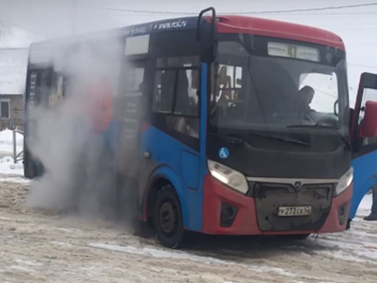 В городе Рязани в микрорайоне Дягилево на улице Коняева задымилась маршрутка