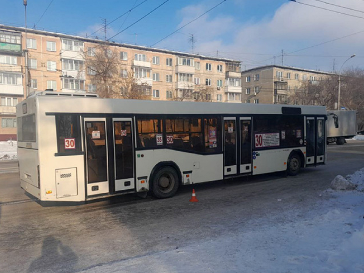 В Новосибирске 9-летний мальчик выпал из автобуса и получил травмы