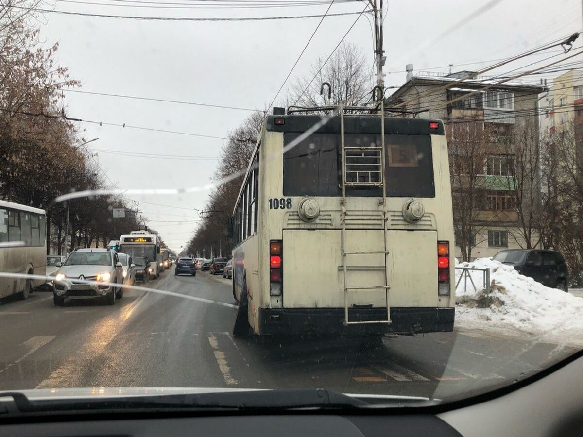 В Рязани у троллейбуса отвалилось колесо, и из-за этого образовалась крупная пробка